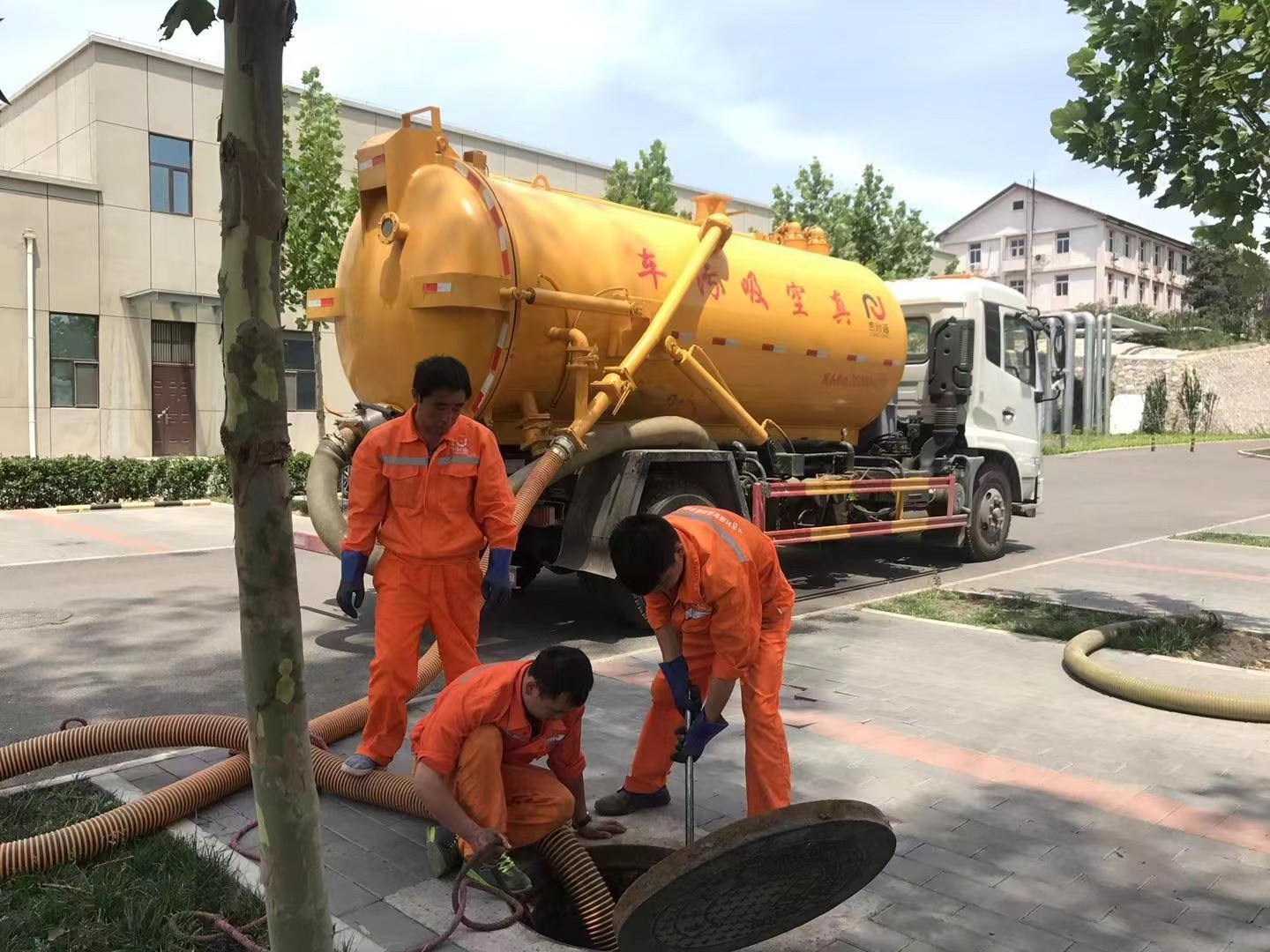 历城管道疏通车停在窨井附近