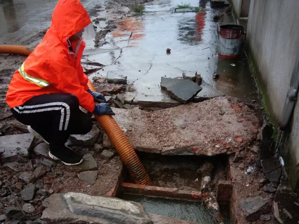 历城专业清理污水池 炜誉市政以规范流程守护城市 “肠道”