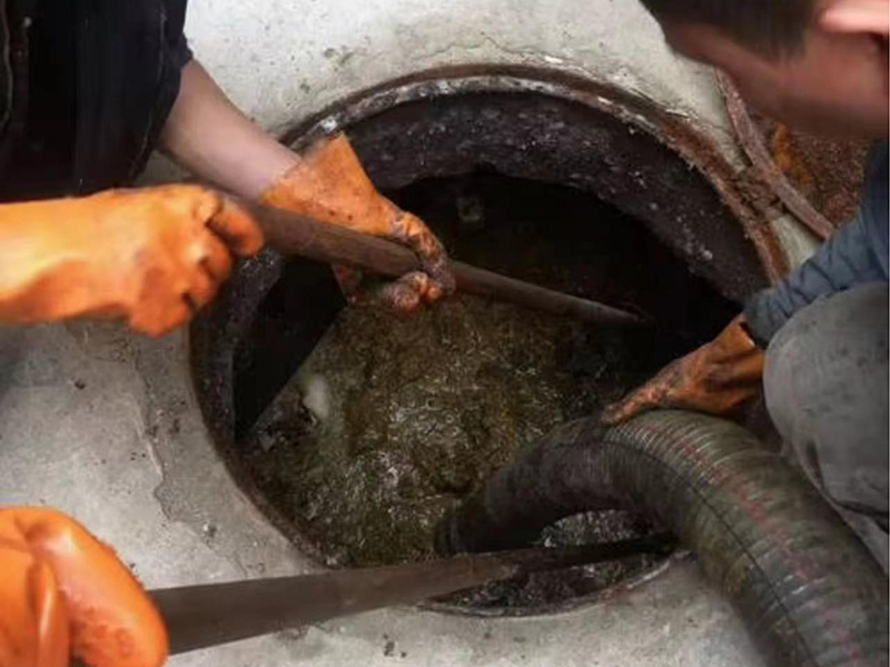 历城清理化粪池时如何避免沼气的危害？